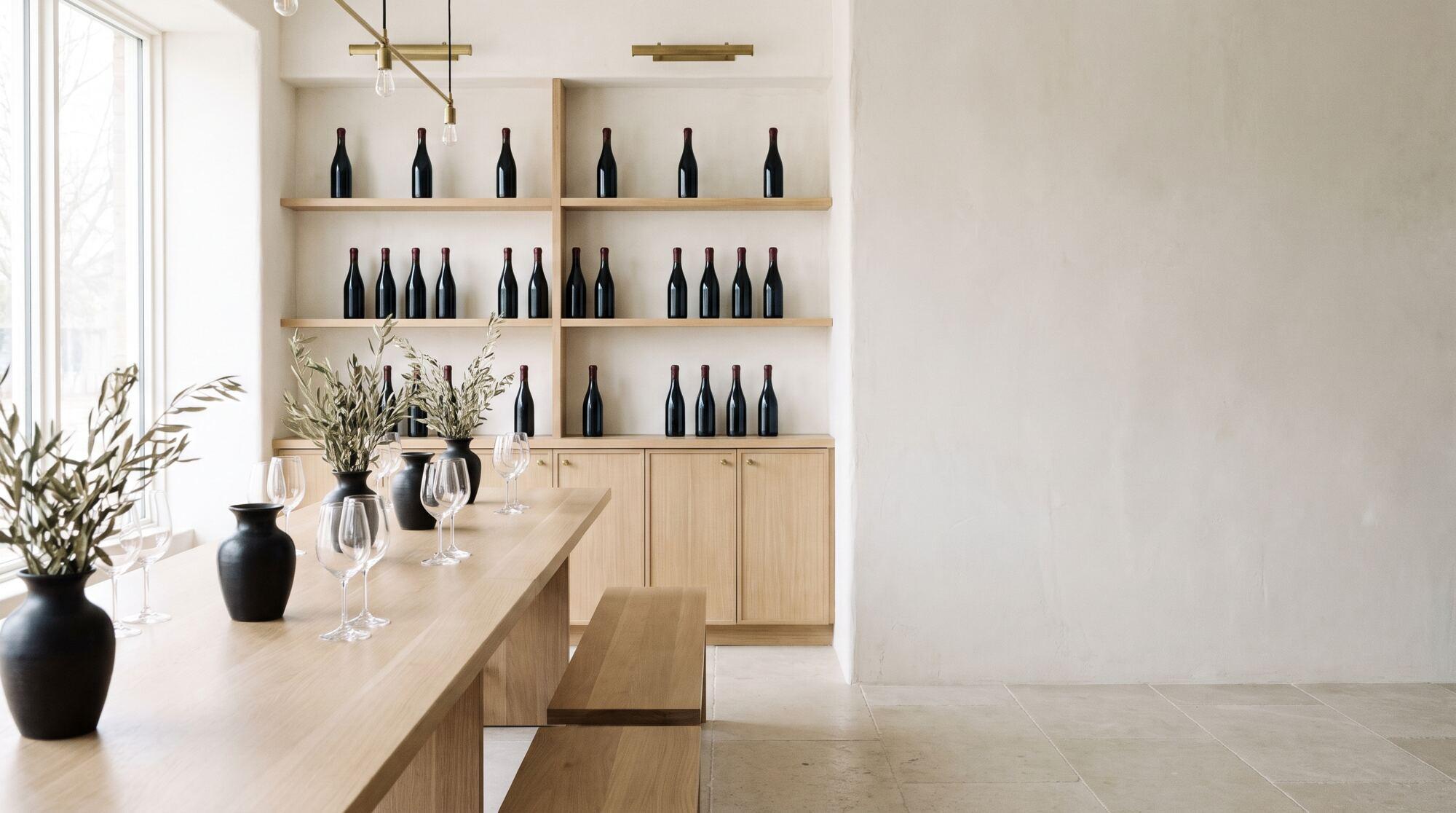 Showroom NOMA: estanterías de roble claro, botellas y luz natural